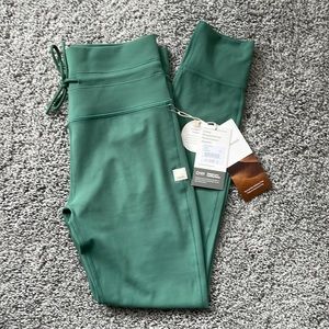 NWT Vuori green cactus Daily Legging - size S